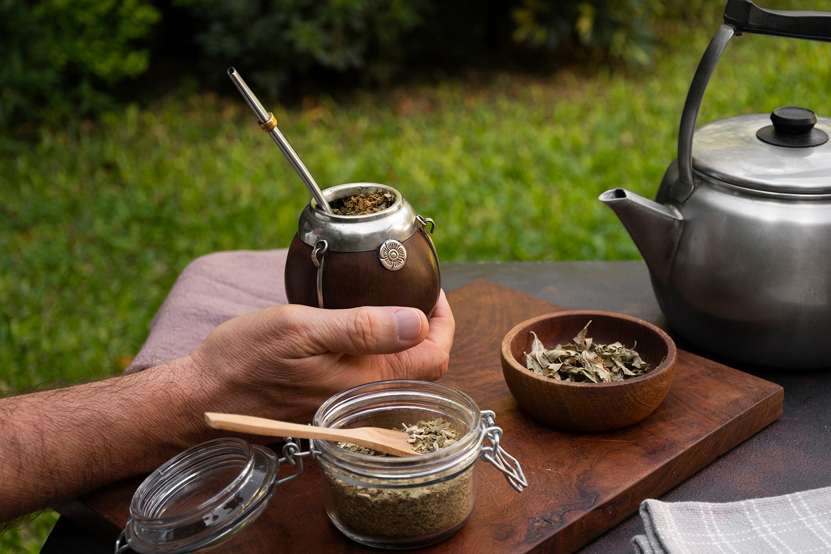 yerba-maté-na-záhrade-kalabasa-kanvice-lístky-čaje